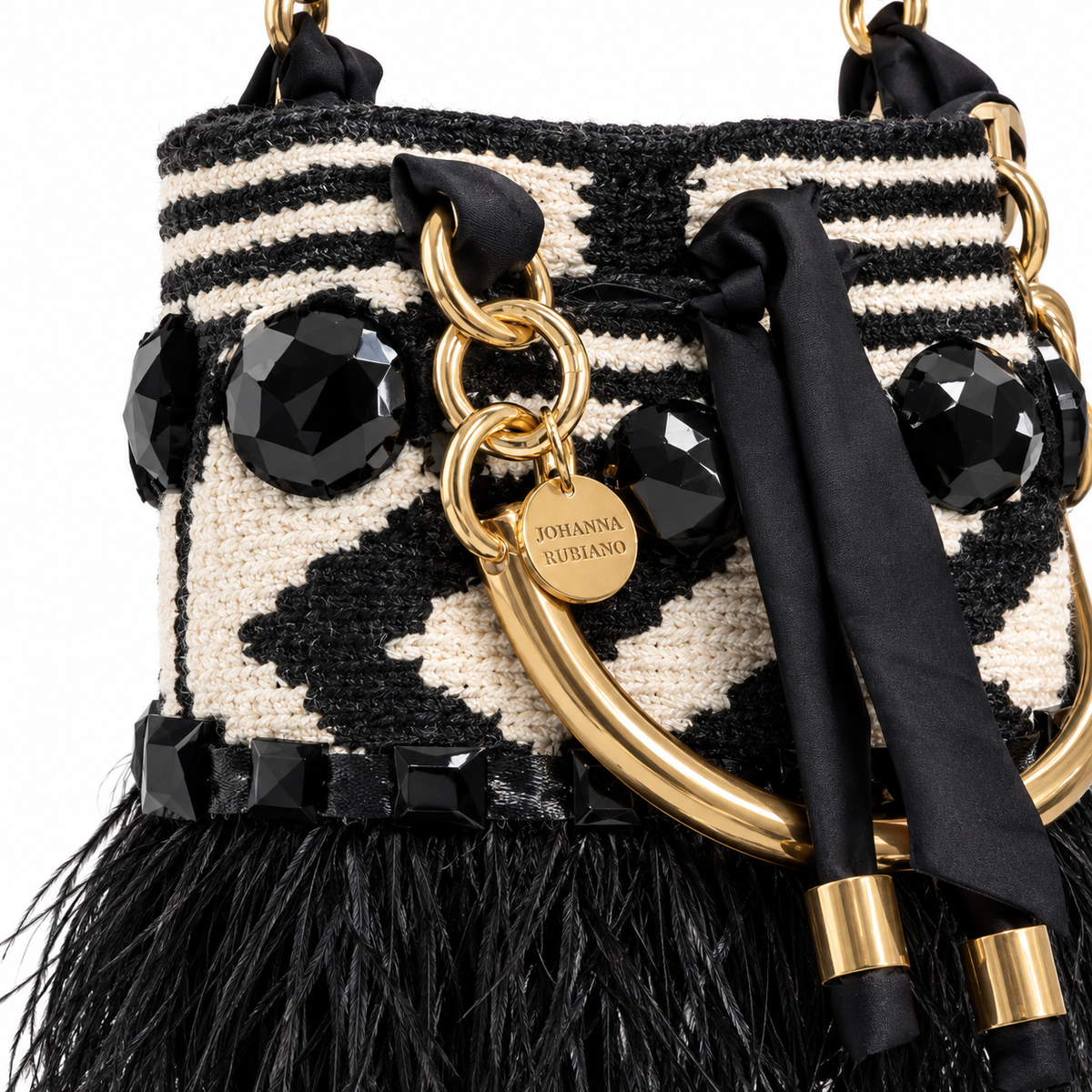 MOCHILA PEQUEÑA PLUMA NEGRA